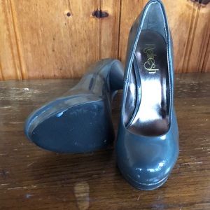 Grey pumps